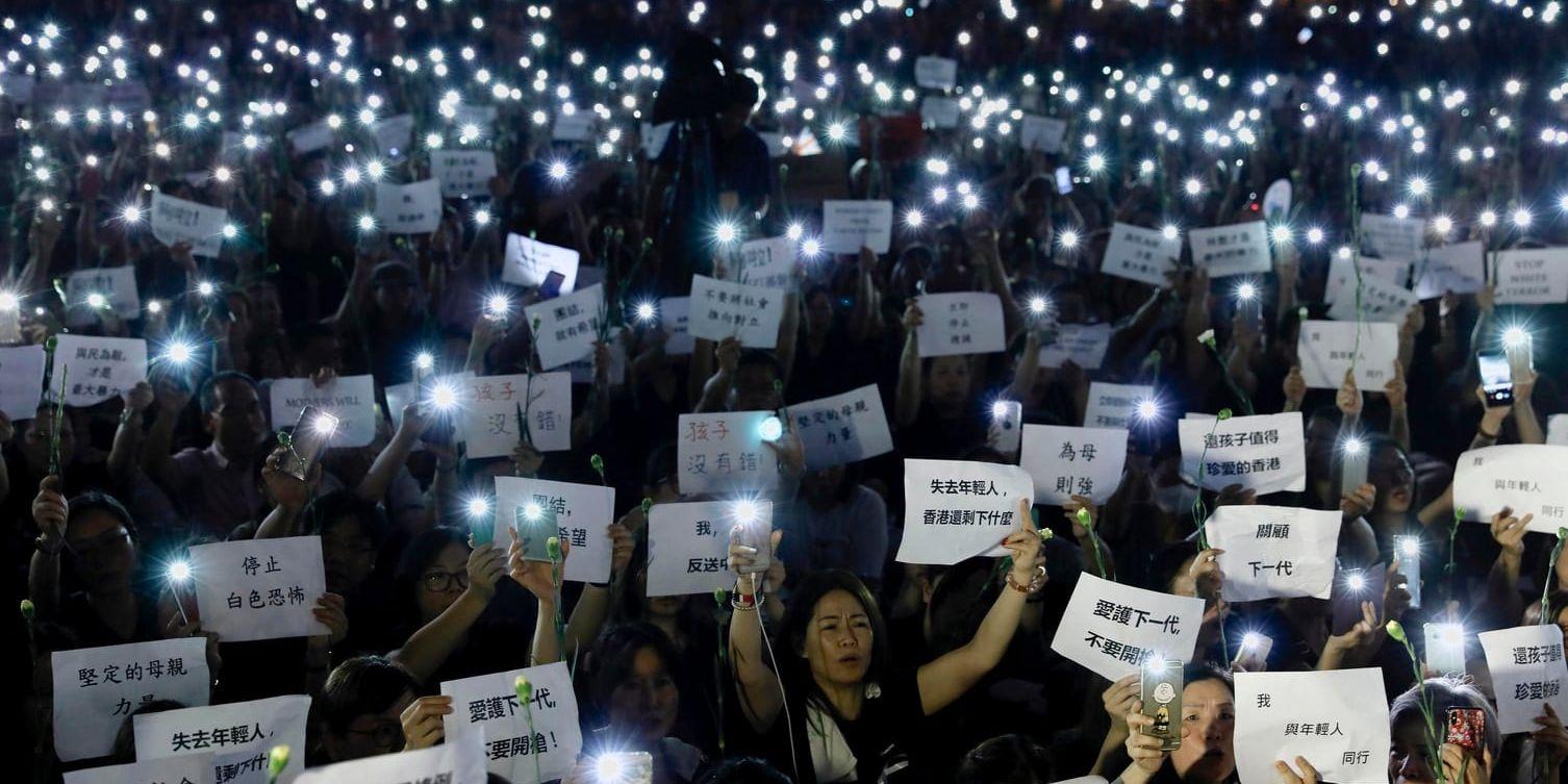 Mammor i protest mot lagförslaget i Hongkong. "Om vi förlorar den unga generationen, vad finns då kvar av Hongkong?", står det på skyltarna.