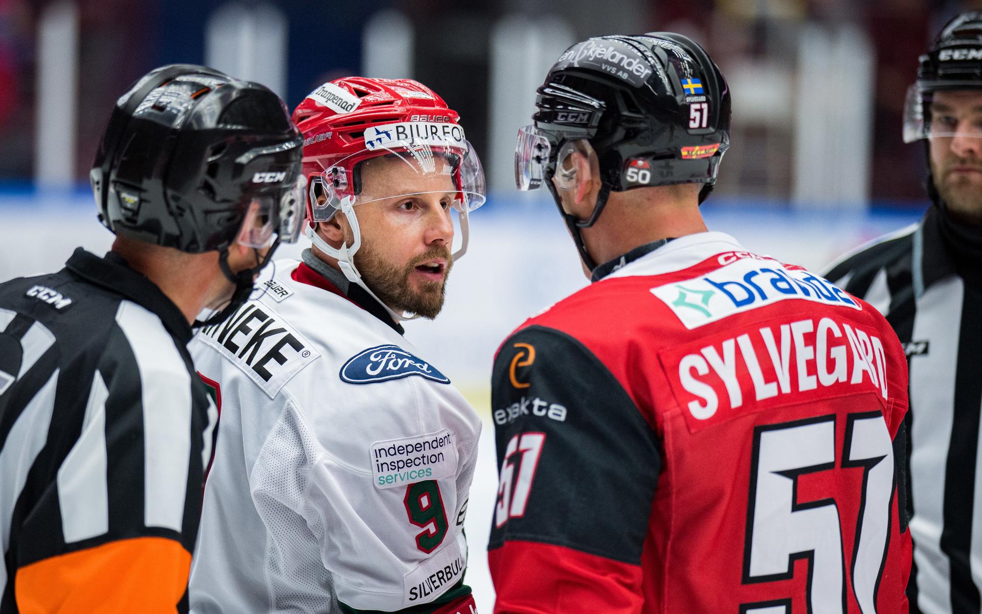 Jan Mursak och Emil Sylvegård tjafsar lite med varandra.