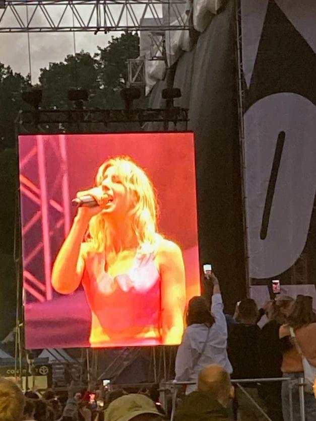 Veronica Maggio mötte stort jubel när Tove Lo tog ut henne på Way Out Wests Azaleascen.