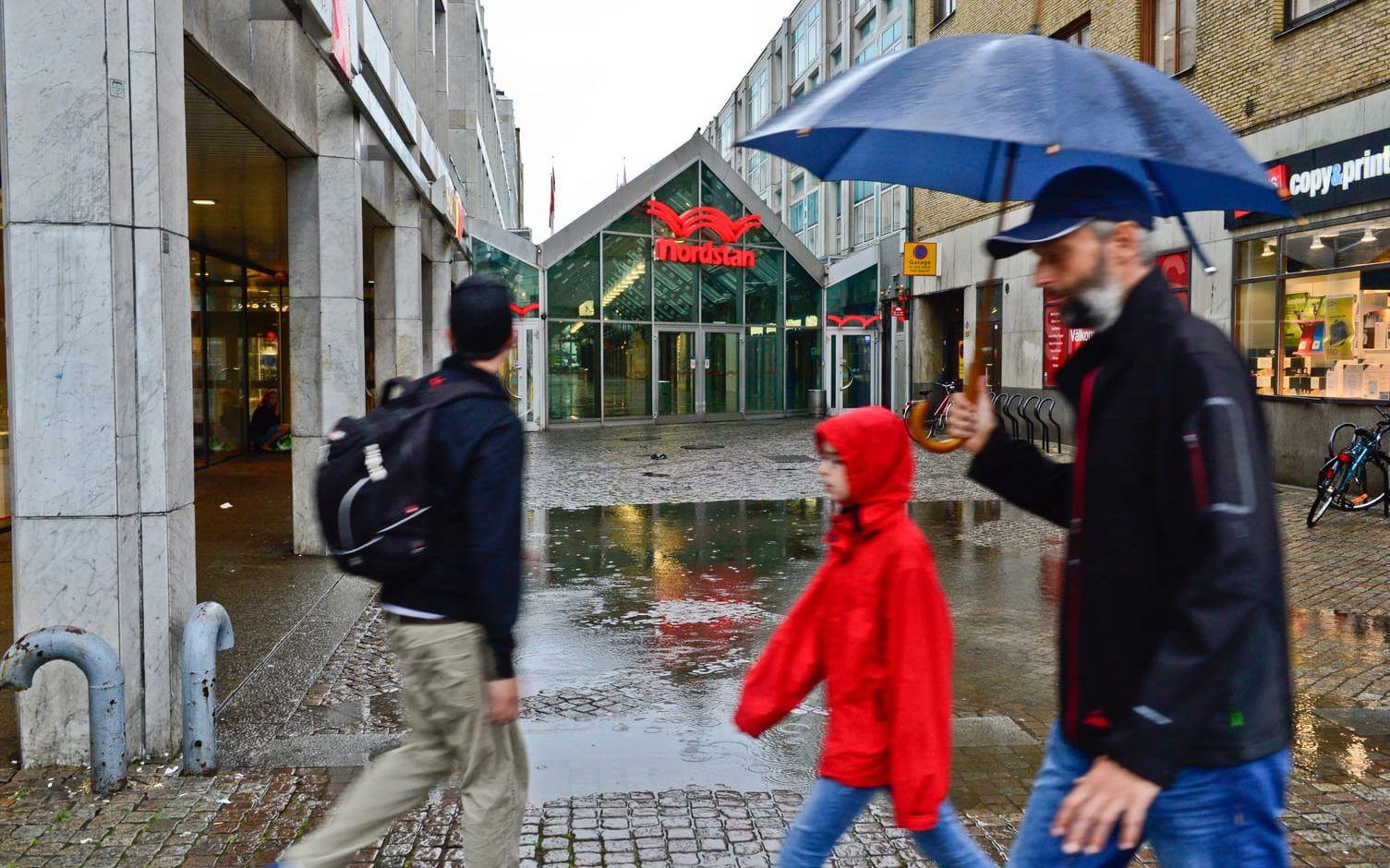 I helgen fortsätter det dystra vädret men med aningen högre temperaturer. Bild: TT