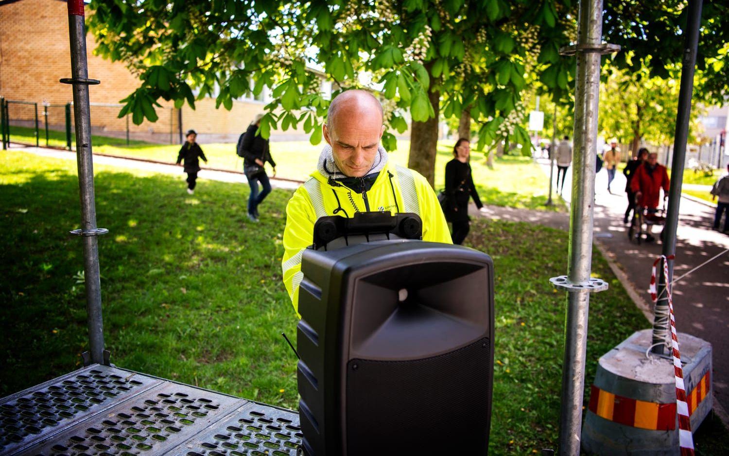 Mattias Rezler på SDF Västra Göteborg har hållit i tåtarna på Tynneredsdagen de senaste 15 åren. "Dels ser jag tynneredsbor som är med år efter år, dels de som flyttat från stadsdelen men kommer tillbaka just den här dagen", säger han.