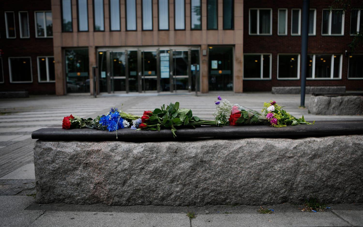 Utanför polishuset i Göteborg hade kollegor och förbipasserande lämnat blommor under torsdagen.