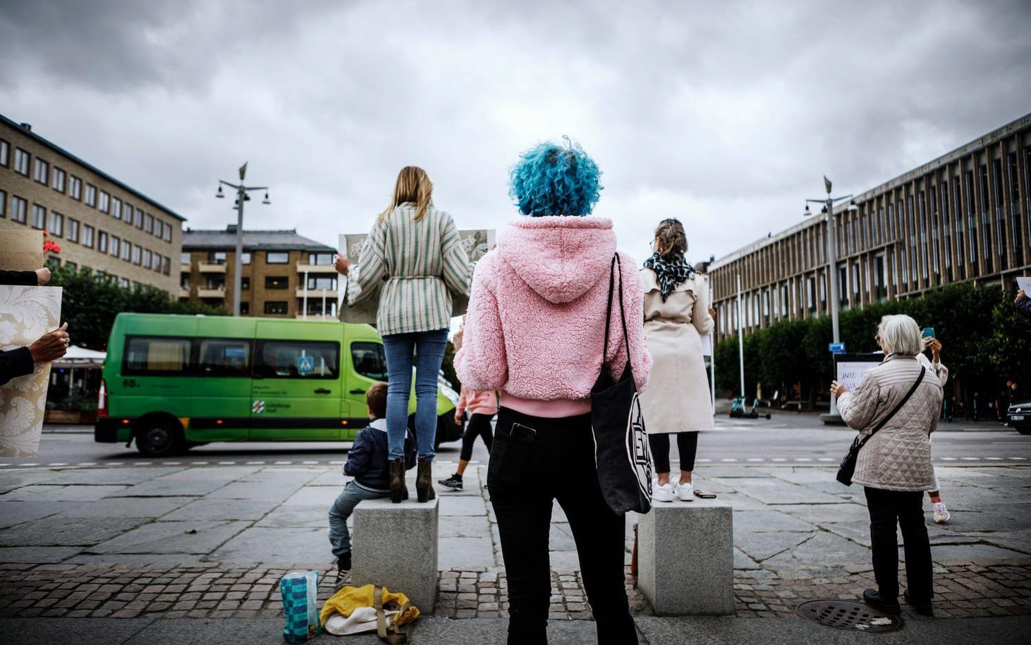 Initiativet Kvinnostrejk manifesterar på Götaplatsen varje fredag, med förhoppningen att väcka lika stor uppmärksamhet som Greta Thunbergs klimatstrejk.