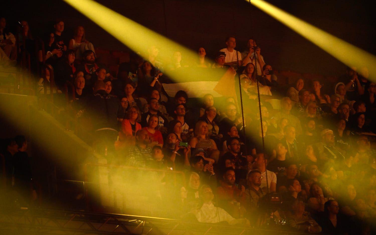 En palestinsk flagga dök upp i publiken när Israels Eden Golan sjöng låten “Hurricane” under det publika genrepet av semifinal två i Eurovision.