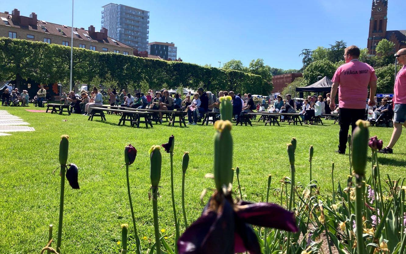 Stadshusparken började fyllas med folk redan några timmar innan invigningen.