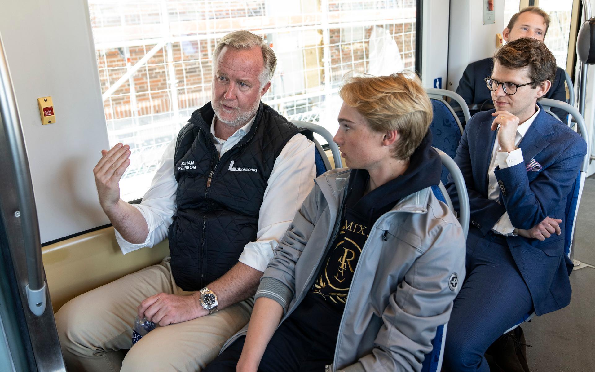 Johan Semeus undrar hur det kom sig att Liberalerna valde att stödja Socialdemokraterna efter förra valet. Nya L-ledaren Johan Pehrson svarar att han var emot det redan då.