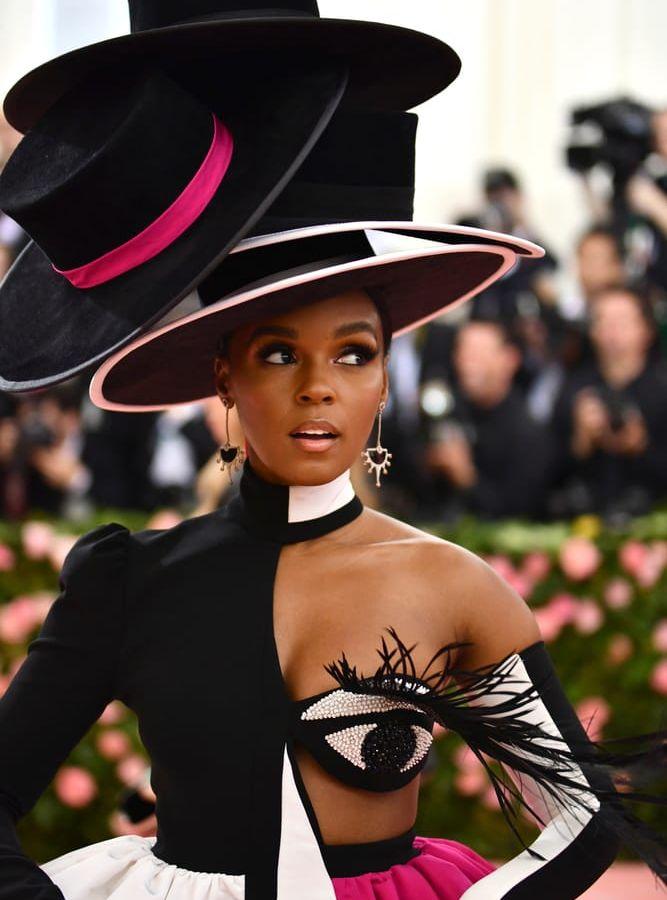 Janelle Monae i extra, extra, extra, extra allt. Samt hattar.