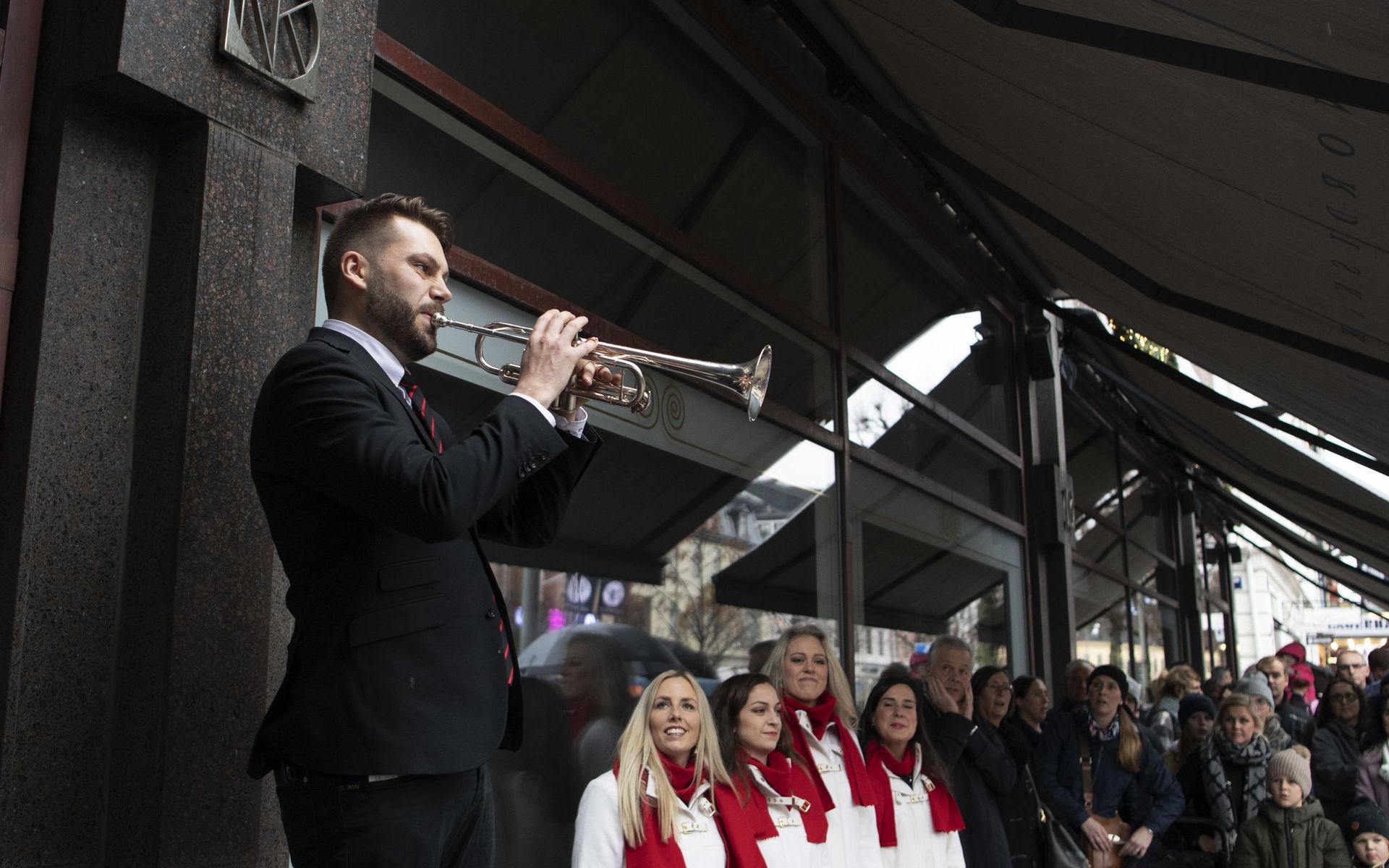 Jonas Larsson spelar trumpet sekunderna innan avtäckningen. 