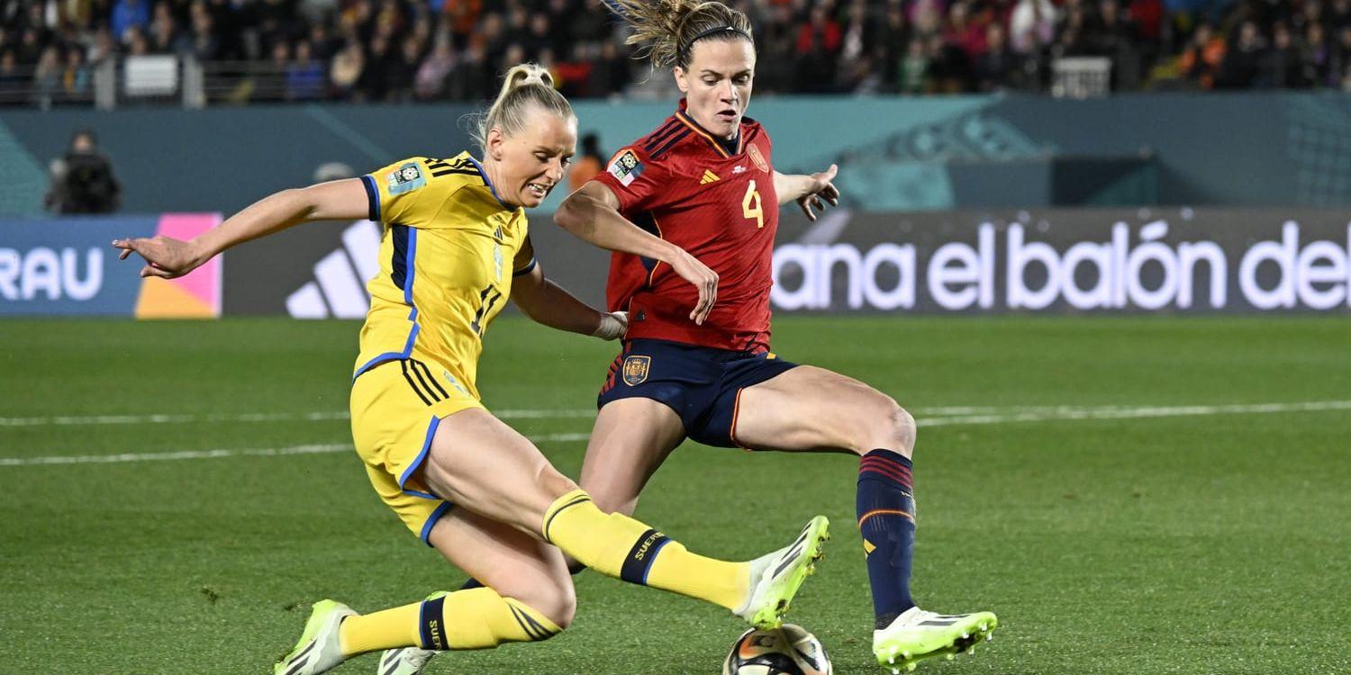 Stina Blackstenius och Spaniens Irene Paredes i VM-semifinalen i somras. Nu har Sverige chans till revansch på världsmästarna.