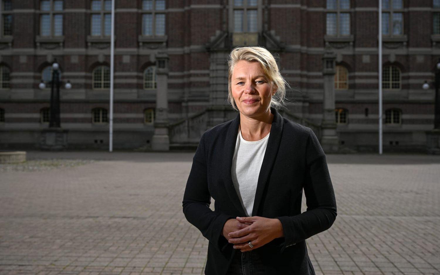 Sophia Jarl är kommunstyrelseordförande i Norrköping och moderat, och har med sina förslag på omorganiseringar och besparingar i kommunen samt inte minst sitt ordval i debattartiklar, där hon talat om en ”bortskämd kulturelit” som är ”rädd att förlora sina privilegier”, hamnat i blåsväder. 