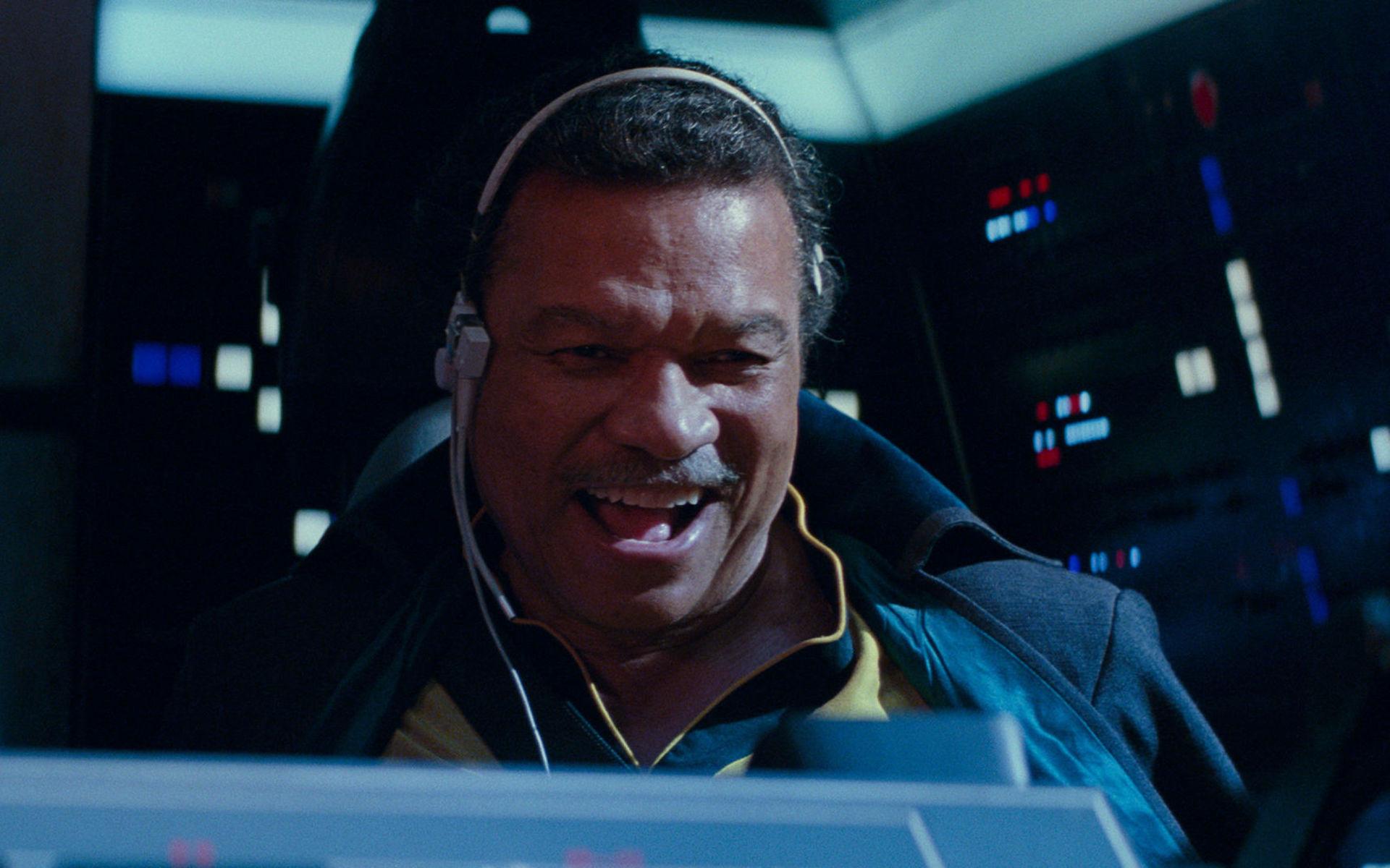 Vissa karaktärer återvänder, som Billy Dee Williams i rollen som Lando Calrissian från originalfilmerna.