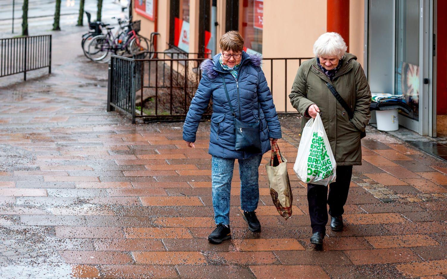 Lill-Britt Karlsson och Gunnel Thunberg har olika inköpsvanor och går oftast till ”sina” butiker. Lill-Britt veckohandlar och kompletterar medan Gunnel handlar nästan varje dag.