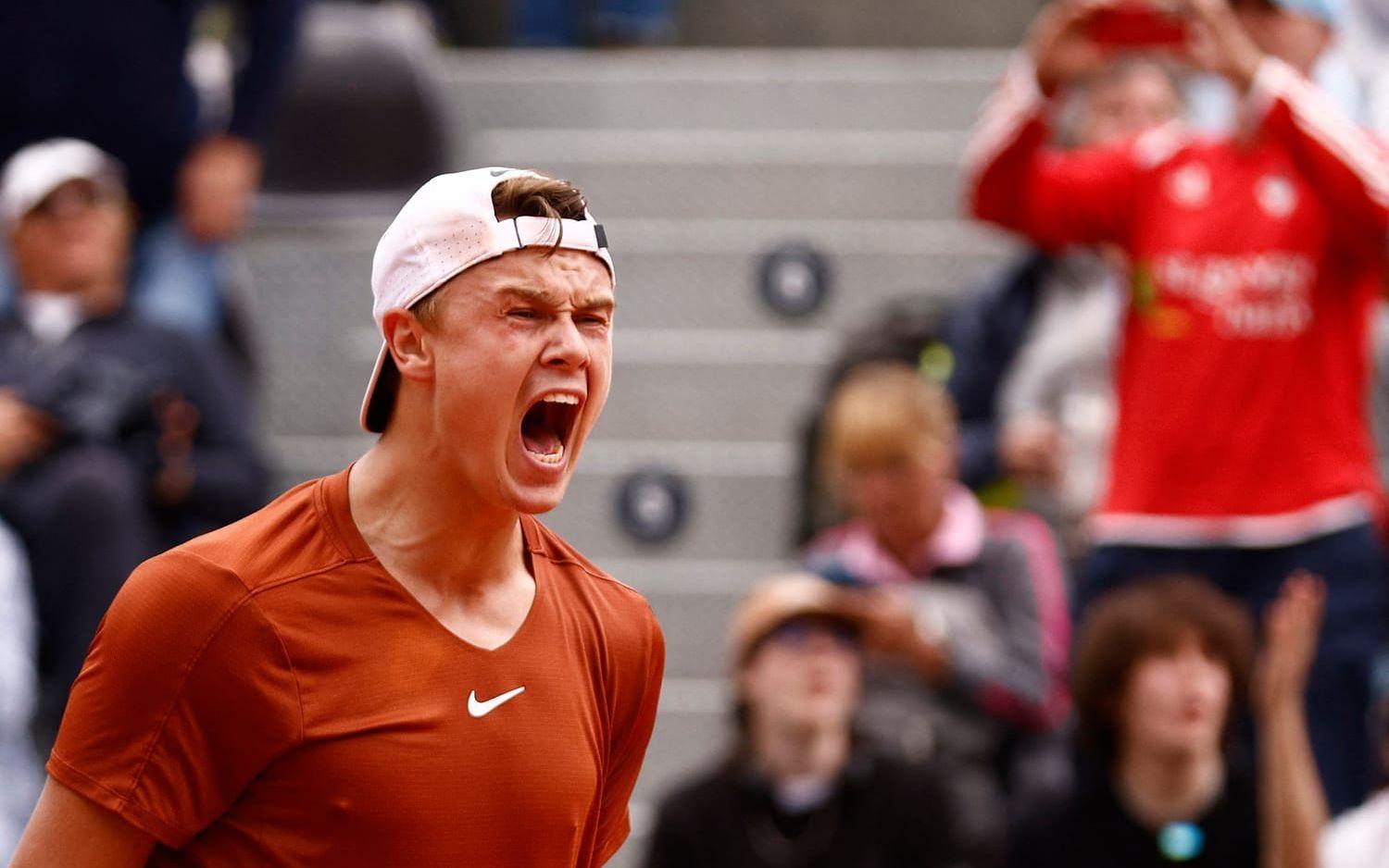 Holger Rune är klar för semifinal i ATP-turneringen i Italien efter seger mot Novak Djokovic. 