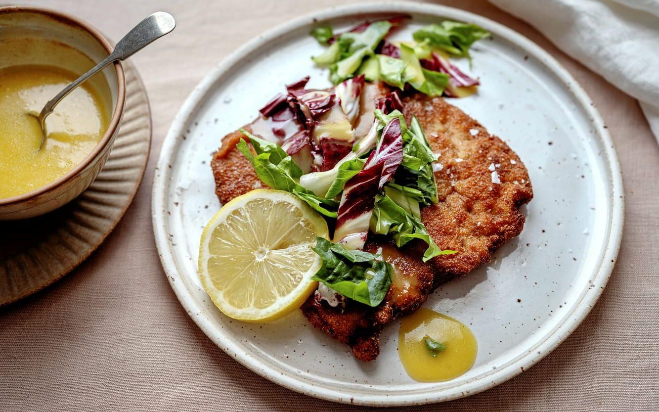 Panerad fläskkotlett med vintersallad och dijonvinägrett.