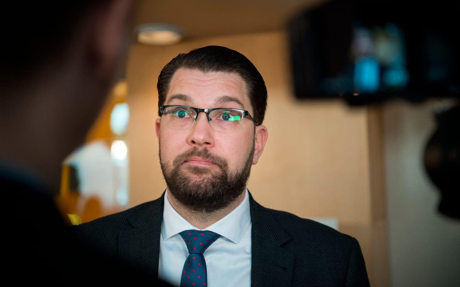 Jimmie Åkesson (SD) tycker att det är vanskligt att försöka bryta ut enskilda delar av budgeten. Samtidigt har hans parti tidigare gjort detsamma.