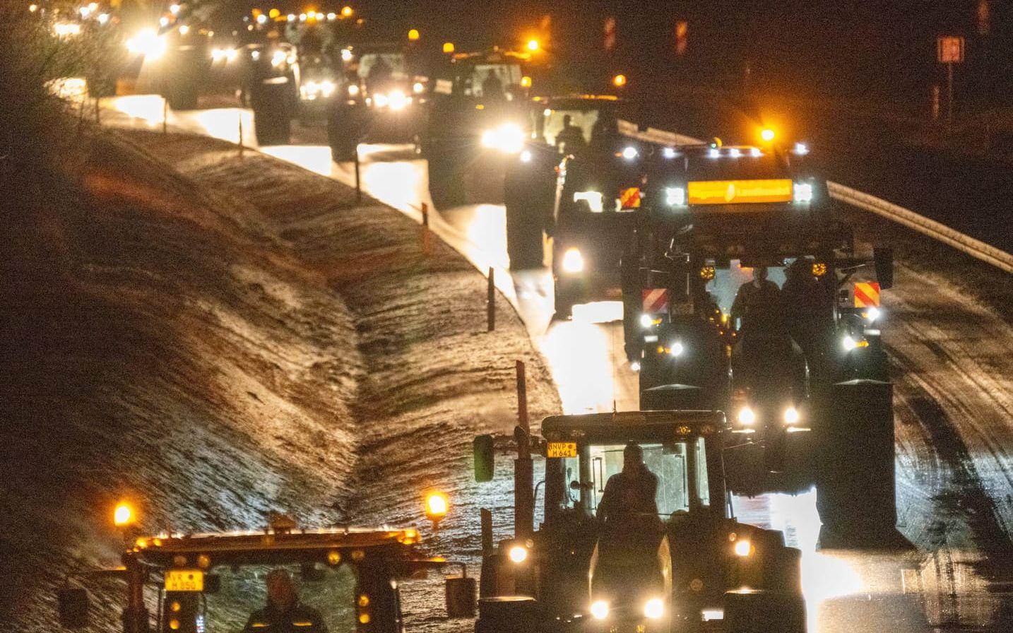 Traktorkolonn på vägen som förbinder ön Rügen och motorvägen A20 i Stralsund.