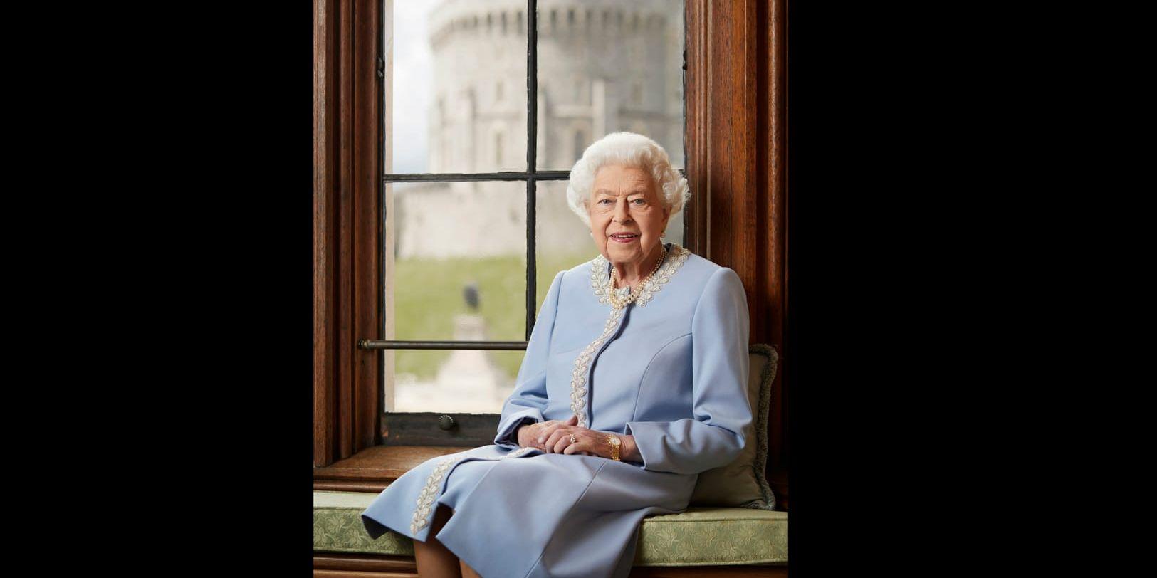 Det officiella jubileumsfotot på drottning Elizabeth II. Bilden publicerades av det brittiska hovet 1 juni.