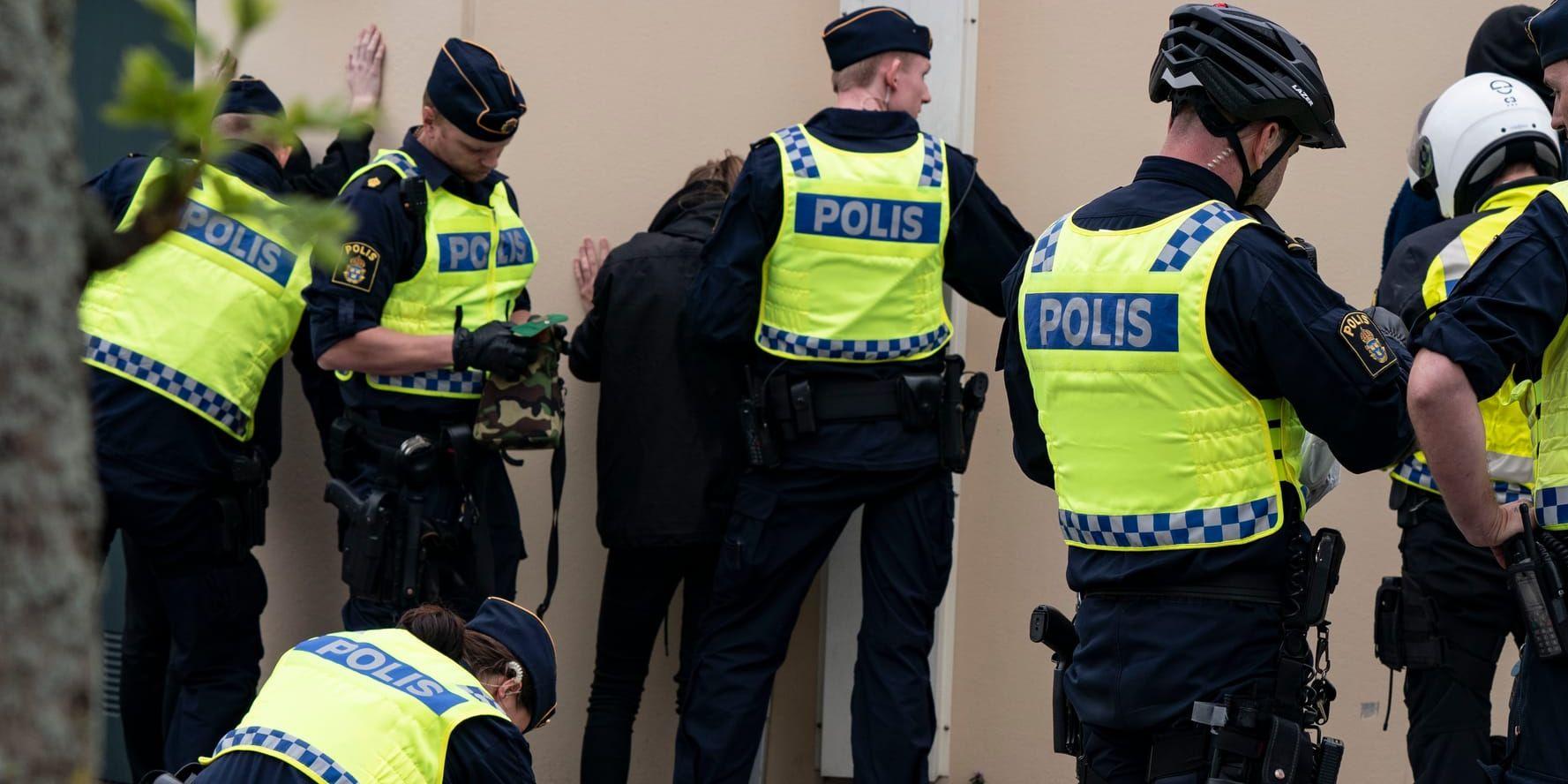 Polis utför en visitation vid en demonstration i Malmö 2019. Arkivbild.