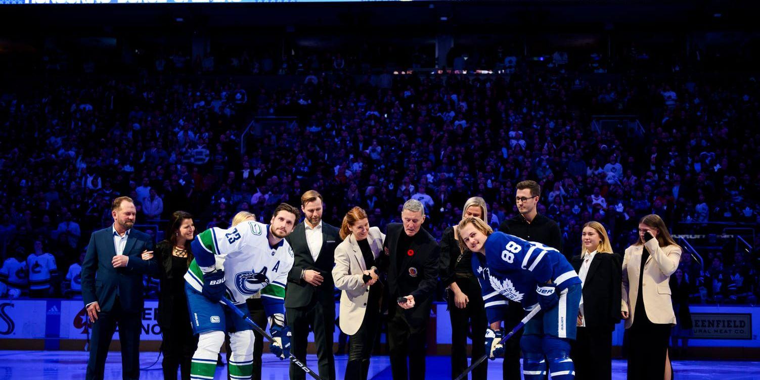 Omgiven av familjen fick Börje Salming släppa den ceremoniella första pucken till Vancouvers Oliver Ekman-Larsson (längst fram till vänster) och Torontos William Nylander (längst fram till höger).