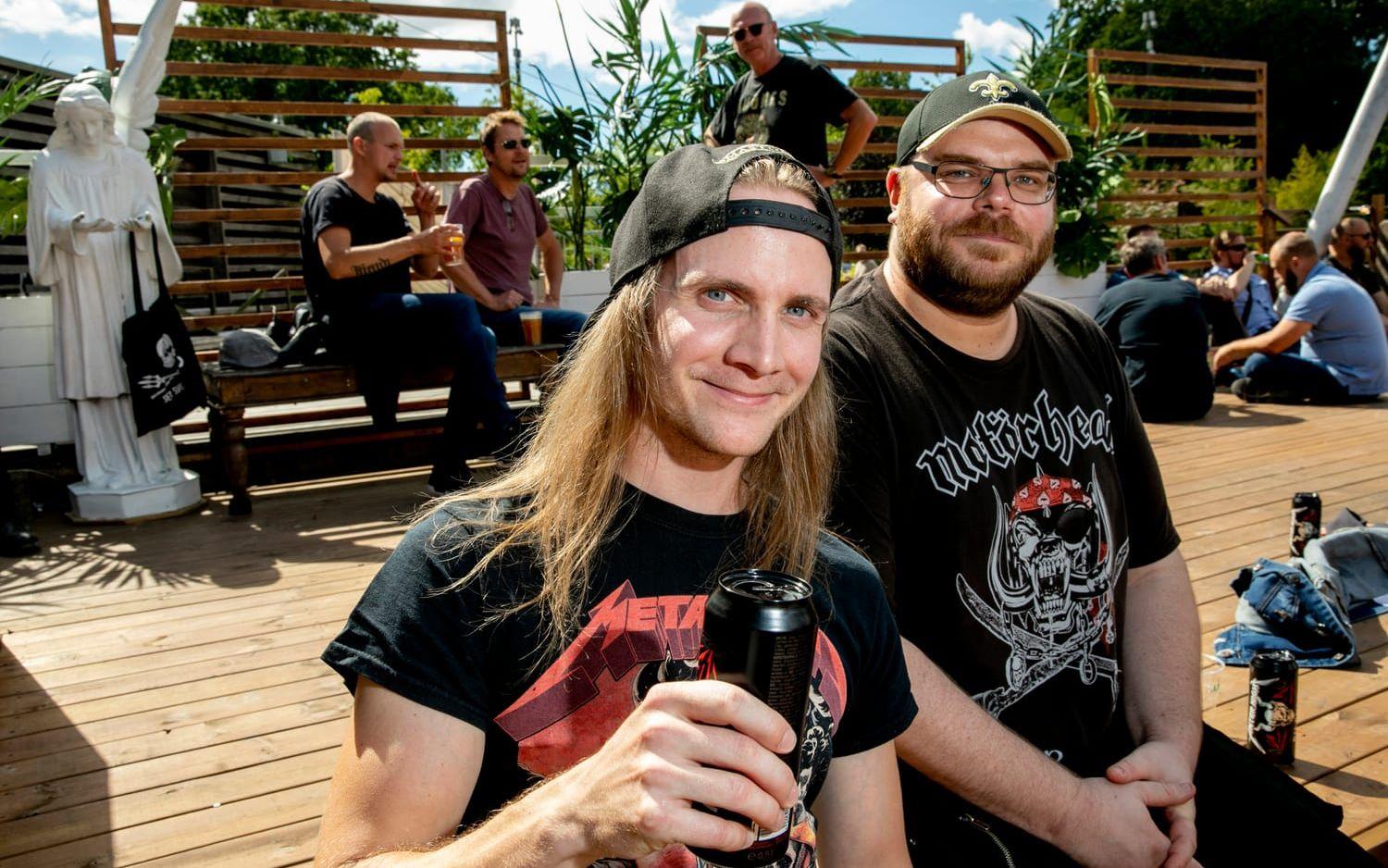 Joakim Repo (t.v.) och Stefan Karlsson (t.h.) är från Jönköping. De tycker att stämningen och atmosfären innan är den stora behållningen. "Åtminstone i Göteborg. Varenda pub spelar Metallica-musik" säger Joakim Repo. "Det är en väldig skillnad i Stockholm. Inga krogar har förfest, de vet inte ens om att konserten sker", säger Stefan Karlsson.