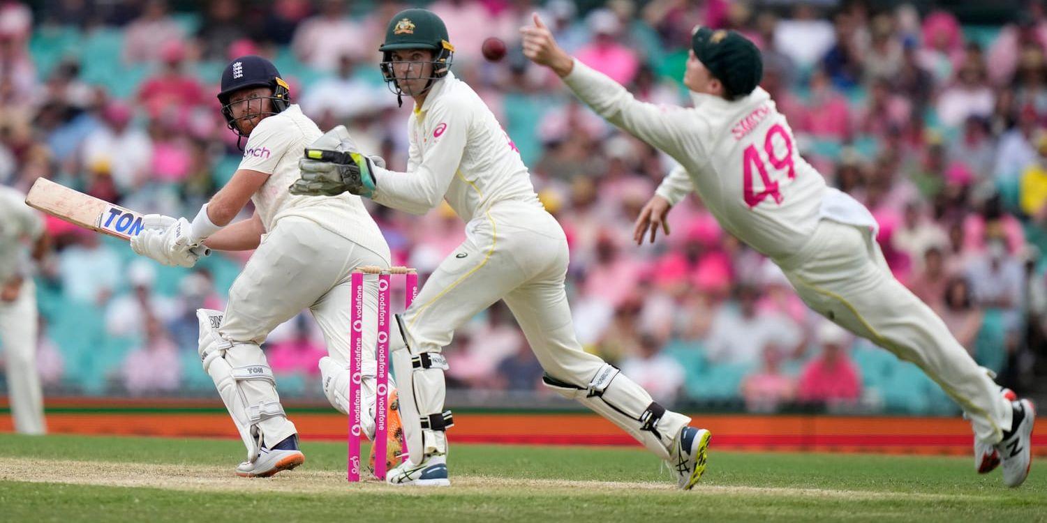 Australiens Steve Smith försöker fånga bollen efter det att Englands Jonny Bairstow slagit medan Alex Carey tittar på, i The Ashes i Sydney, Australien, i januari 2022. Arkivbild.