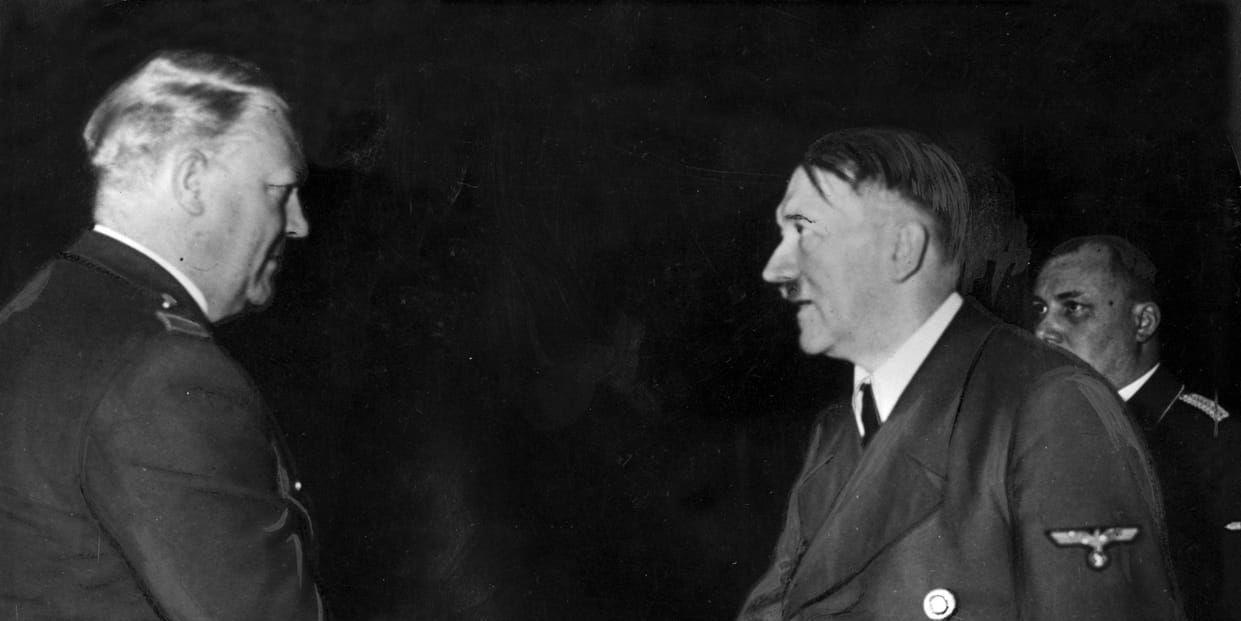 Adolf Hitler och norske politikern Vidkun Quisling träffades flera gånger, och den tyske rikskanslern gav sitt fulla stöd till Quislings parti Nasjonal samling. I bakgrunden syns riksledaren Martin Bormann. 