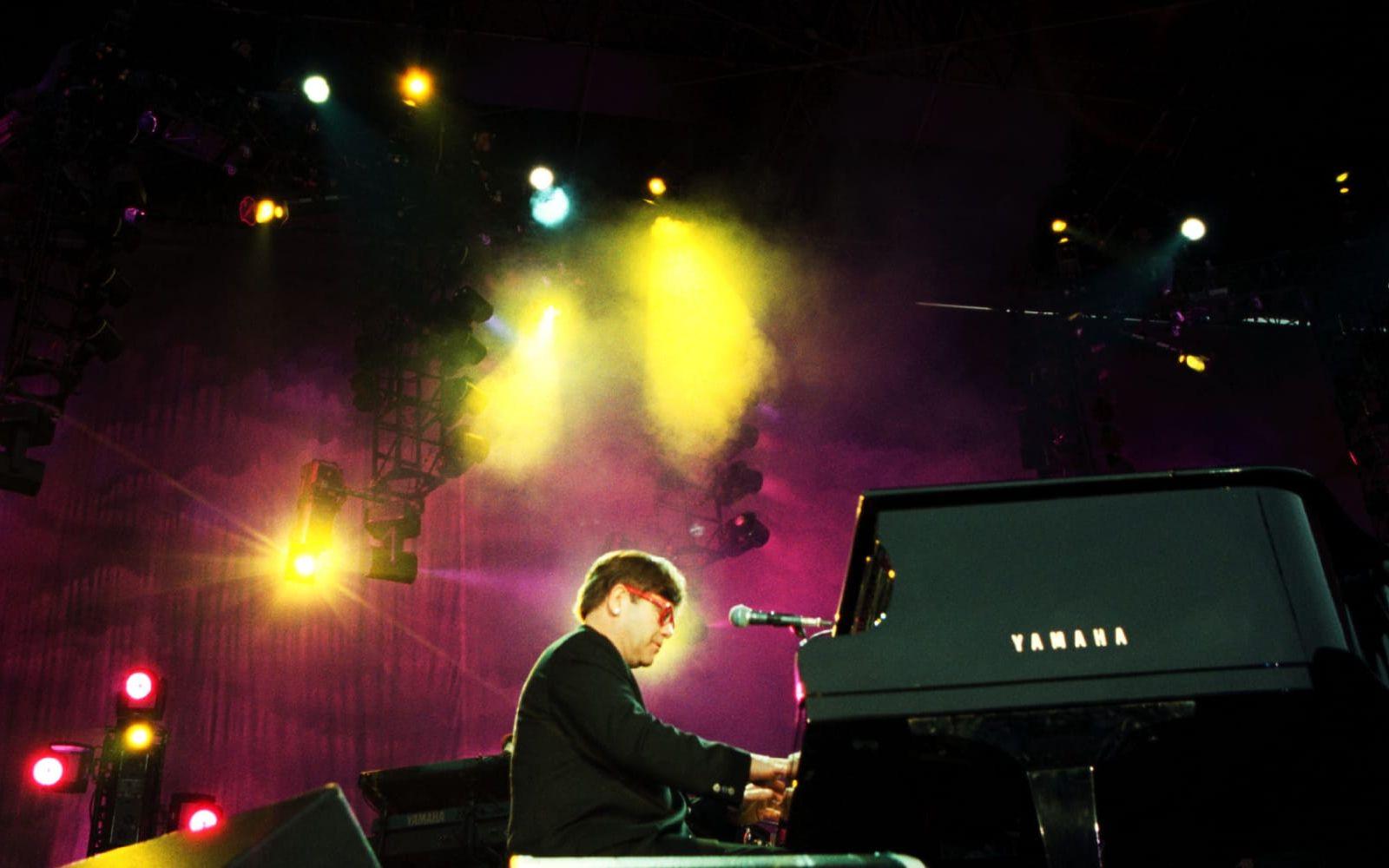 1998 spelade Elton John på Ullevi inför 25 000 fans.