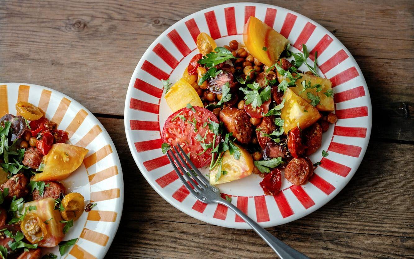 Tomatsallad med rostade kikärtor och salsiccia.