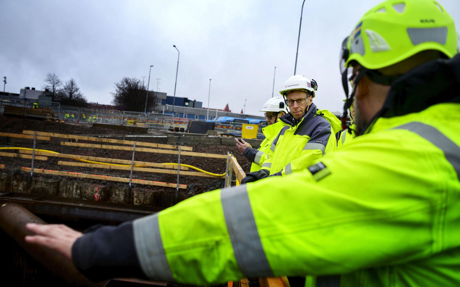 Projektledaren Mikael Larsson är en av de ansvariga för Västlänkenbygget vid centralen. &quot;Norr om Nordstan kommer vi inte åt att bygga innan den nuvarande Göta älvbron är borta&quot;, säger han. 