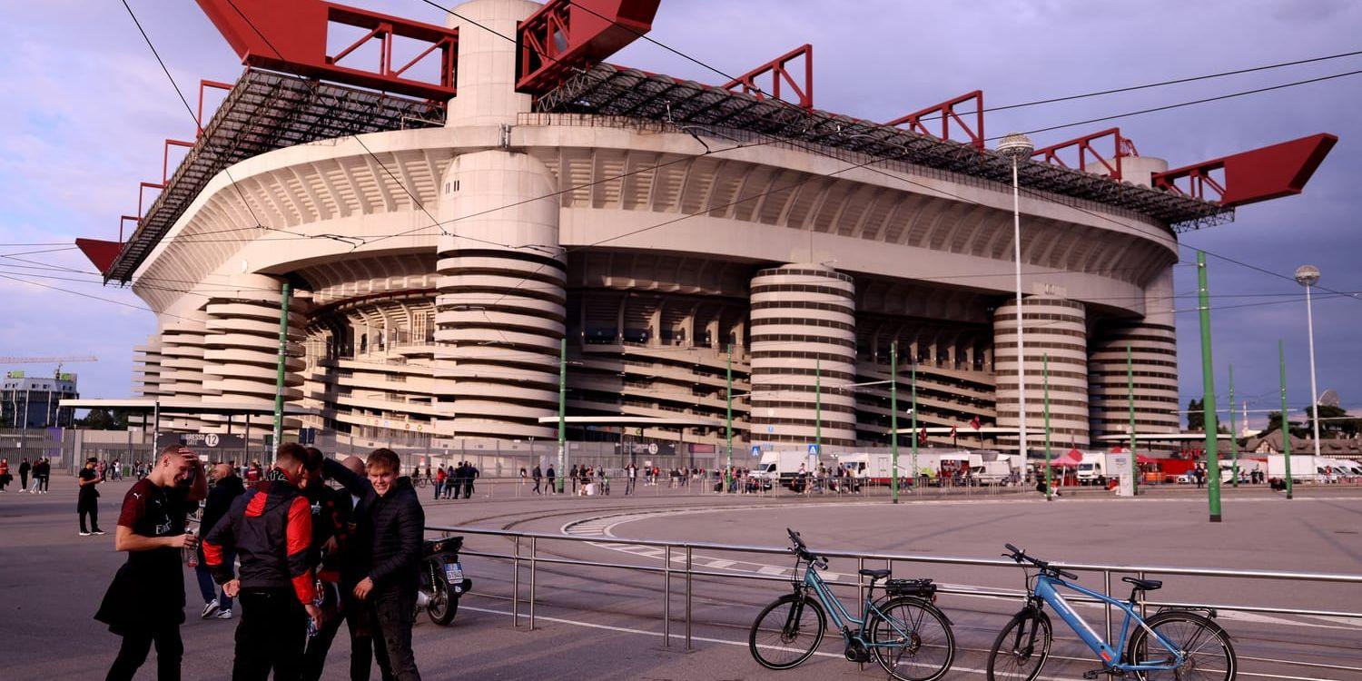 En Liverpool-supporter har dött i en olycka inför mötet mellan Milan och Liverpool på San Siro. 