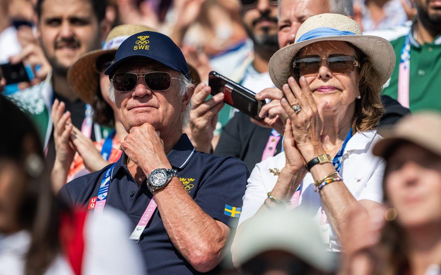 Carl XVI Gustaf och drottning Silvia satt på läktarna och följde dramat.