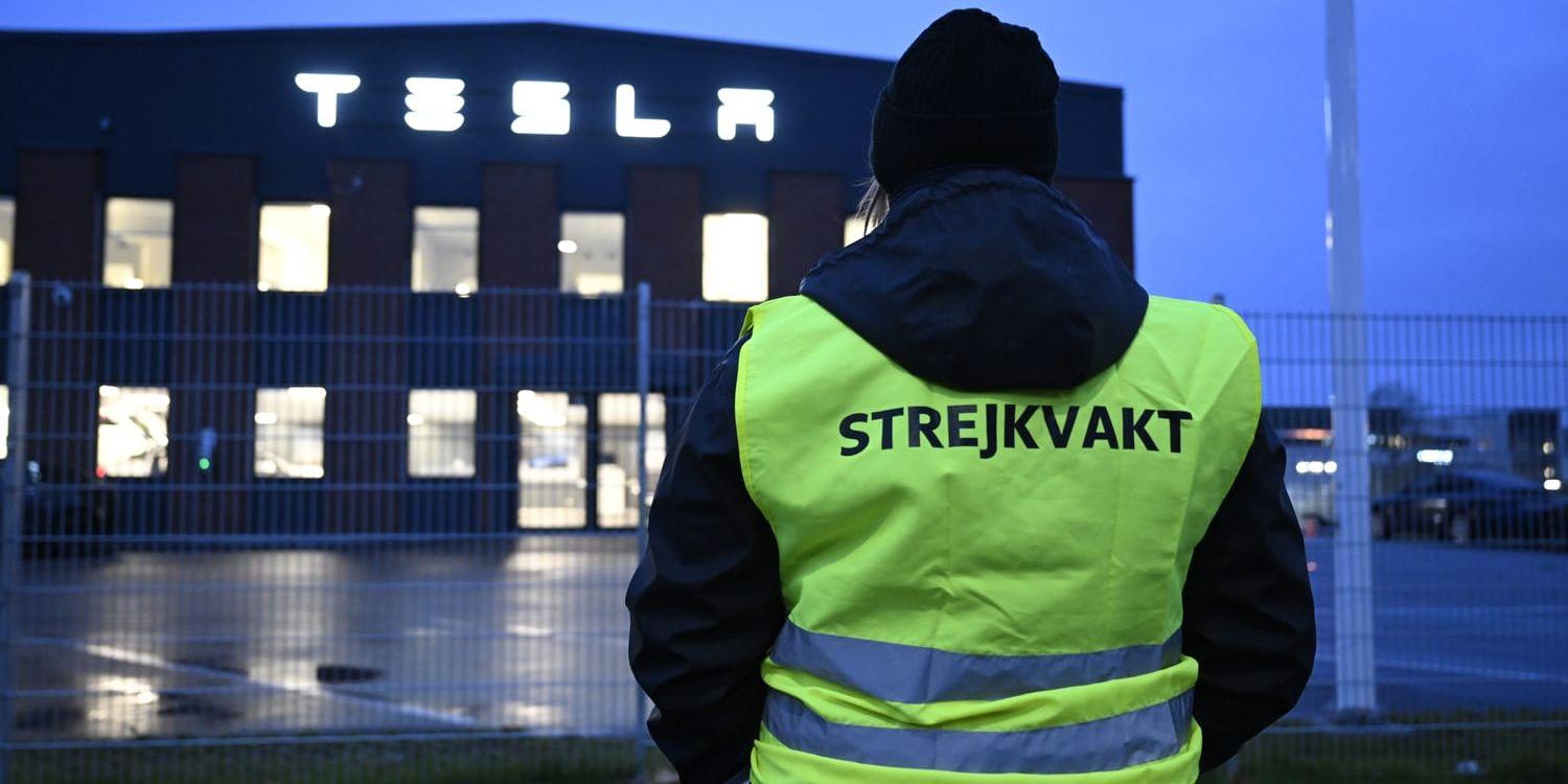 Strejkvakter utanför Teslas Servicecenter i Segeltorp.