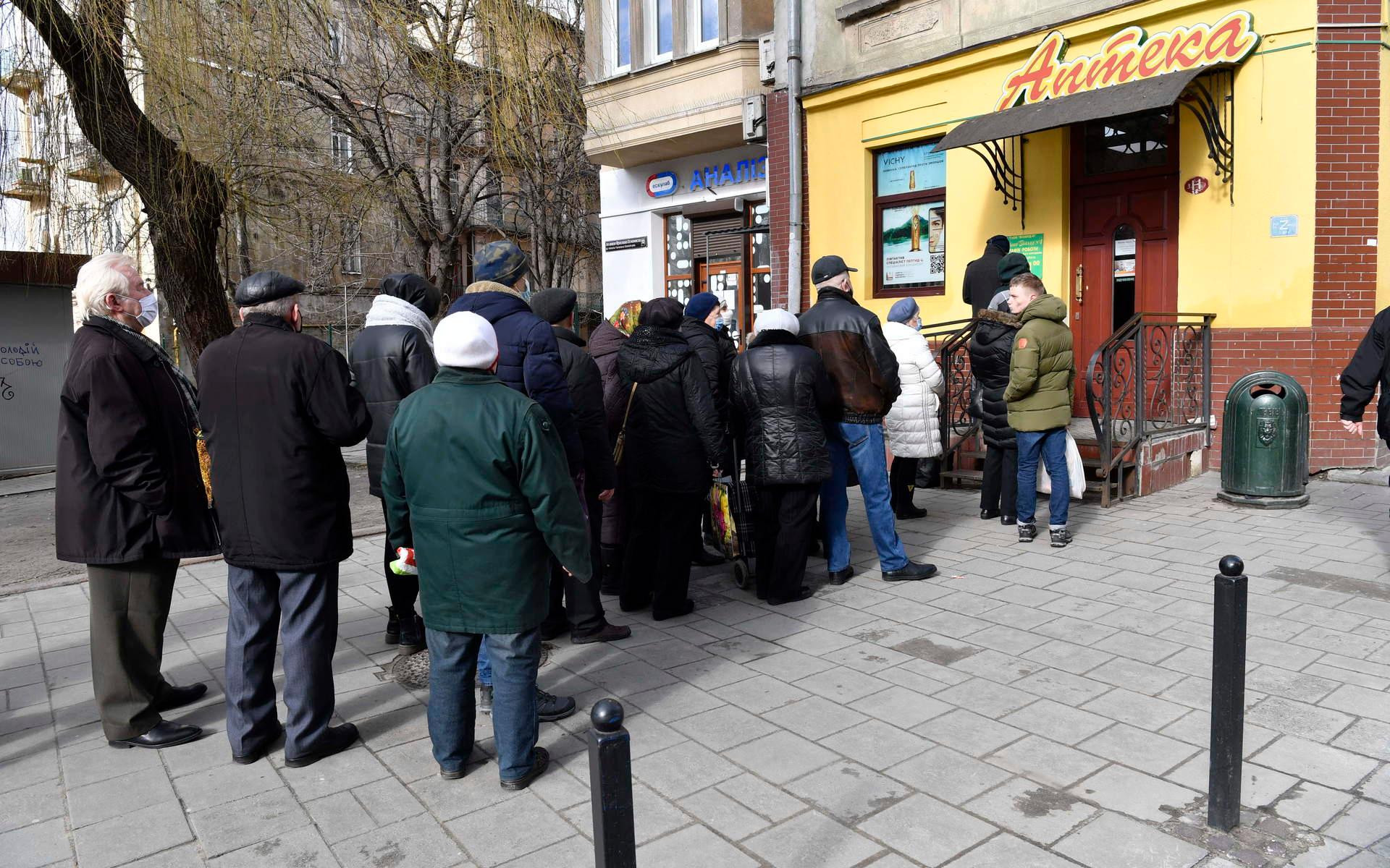 Långa köer bildades i Lviv, i Västra Ukraina, då invånare ville köpa vapen.