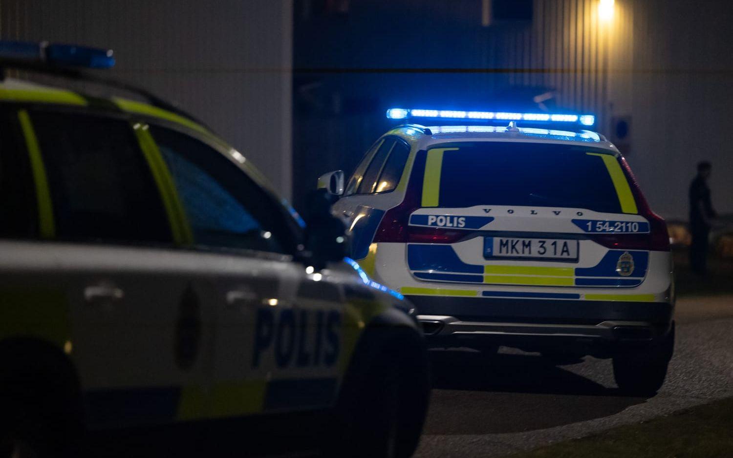 Polisen på plats i Färgelanda, där ett misstänkt mord ägt rum under fredagskvällen. 