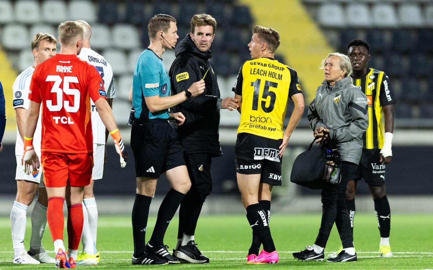 Leach Holm fick gult kort i matchen, vilket betyder att han missar söndagens match mot Malmö. 