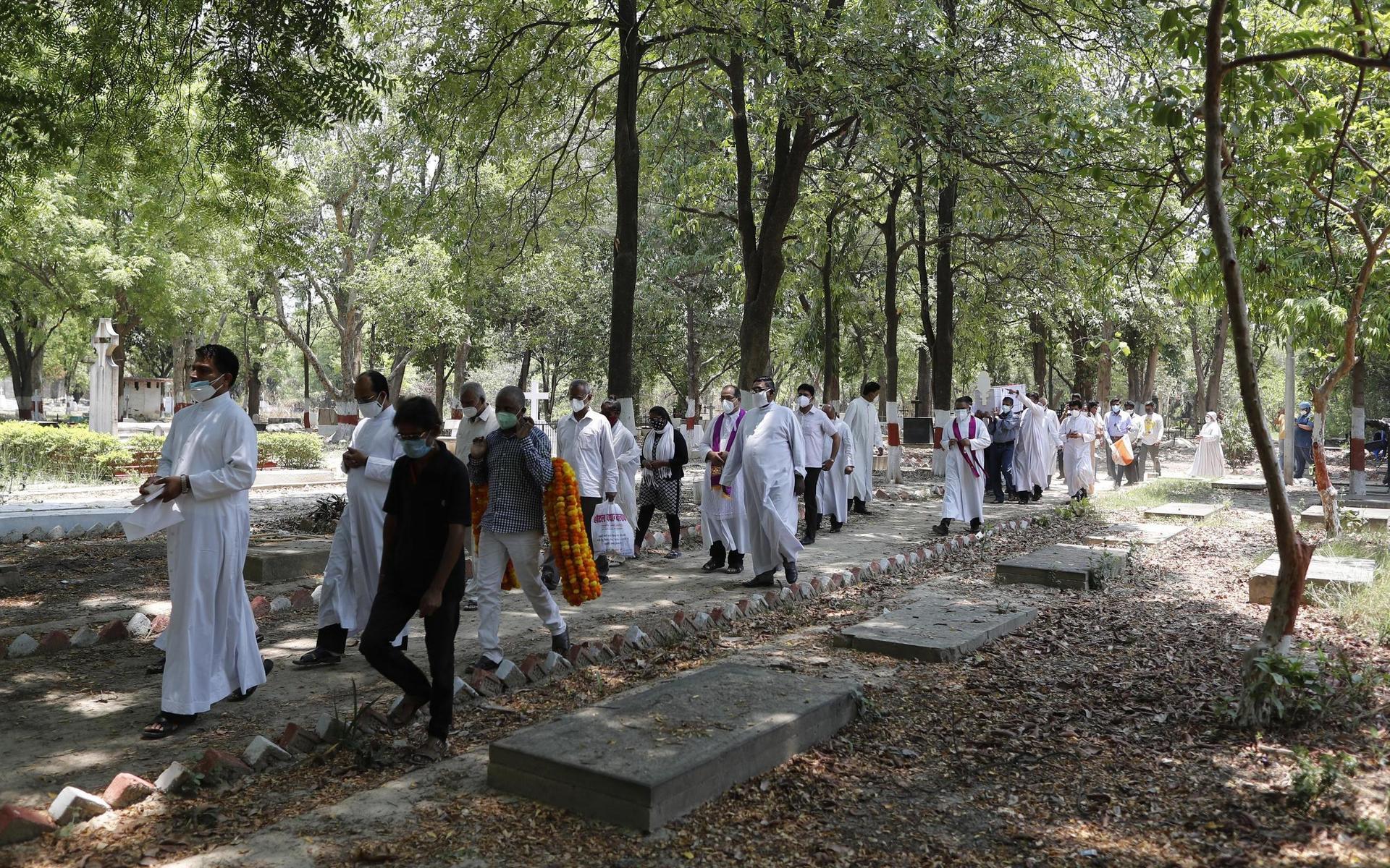 Begravningscememoni efter en person som avlidit i covid 19 i den indiska staden Prayagraj.