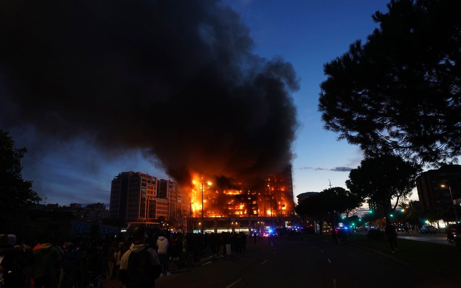 En kraftig brand härjade i ett 14-våningshus i Valencia på tisdagen. 