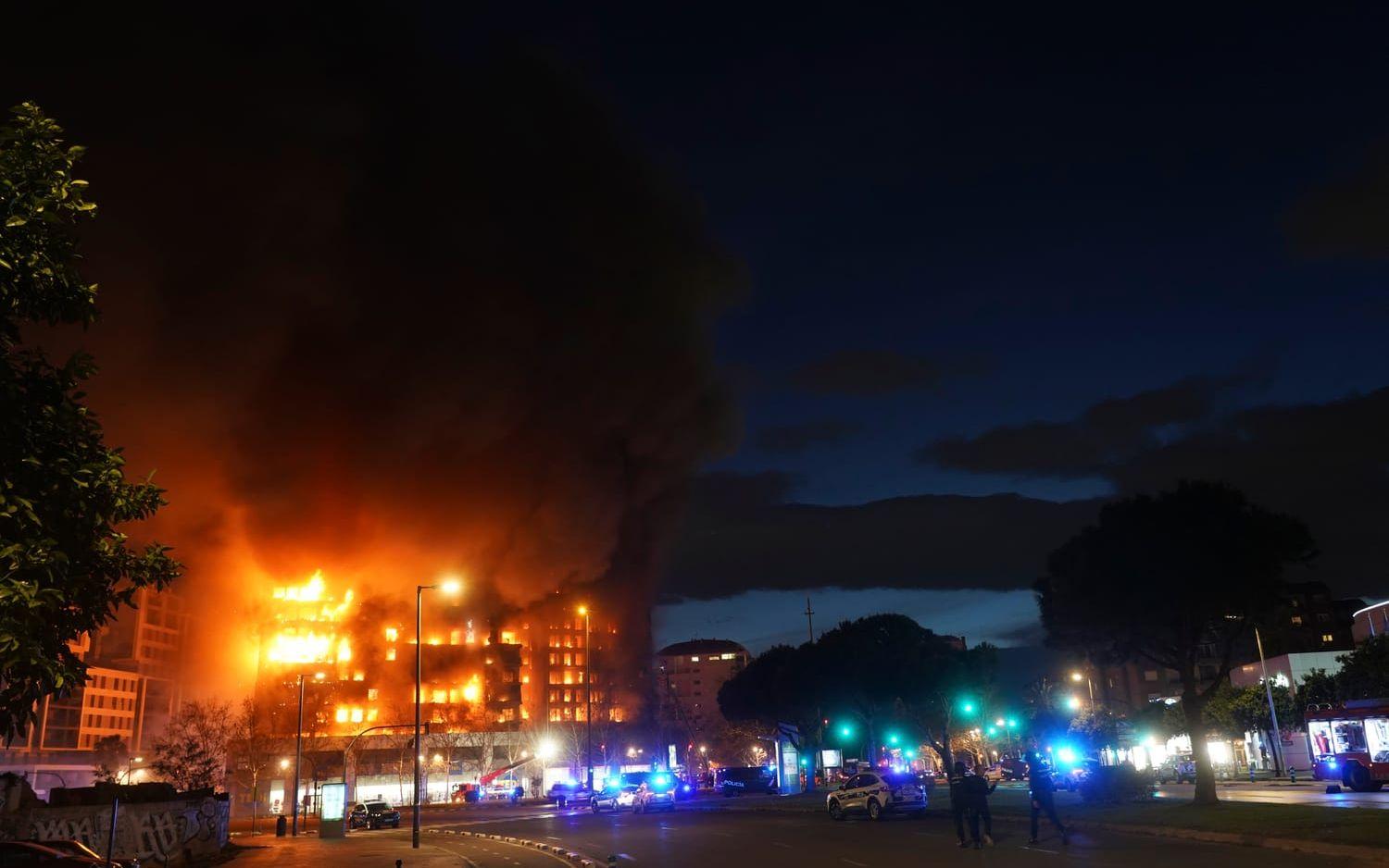 En kraftig brand härjade i ett 14-våningshus i Valencia på tisdagen. 