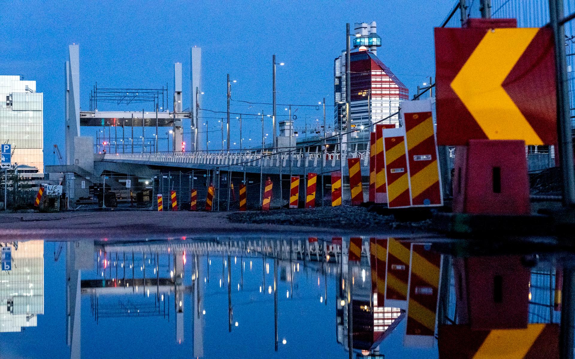 Hisingsbron blev klar och invigdes under 2021. GP:s recensent var inte nöjd med resultatet. &quot;En suckarnas bro som är ett monument över Göteborgspolitikernas monumentala oförmåga att tänka nytt.”