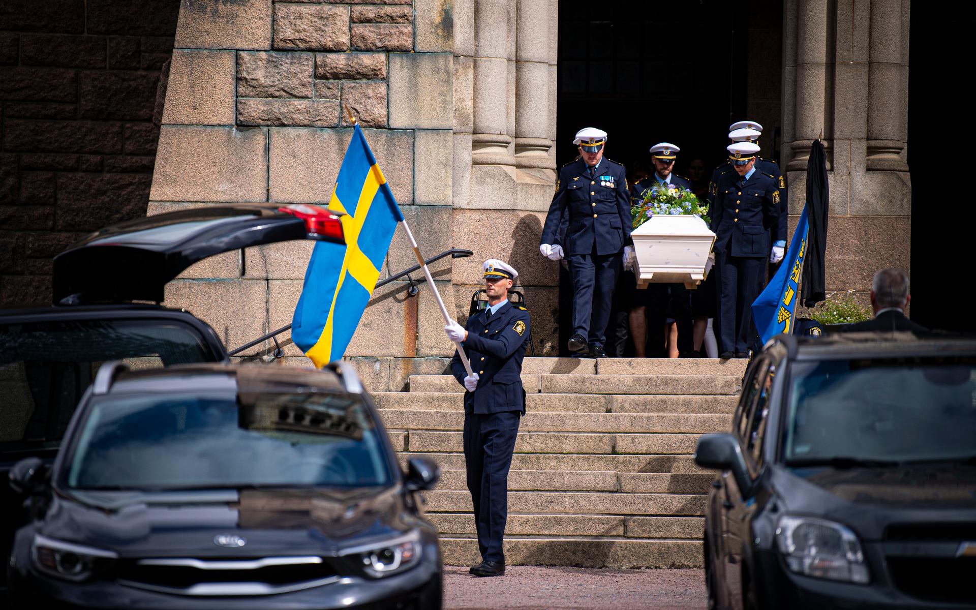 På fredagseftermiddagen den 30 juli begravdes polisen Andreas Danman, som sköts ihjäl i Biskopsgården tidigare i somras. Ceremonin i Vasakyrkan följdes även av hundratals poliser och militärer i en lokal på Svenska Mässan.