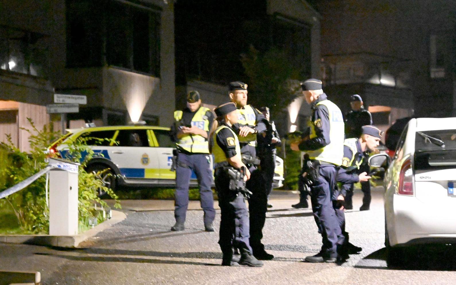 Polisen på plats i det bostadsområde bangern smällde i.