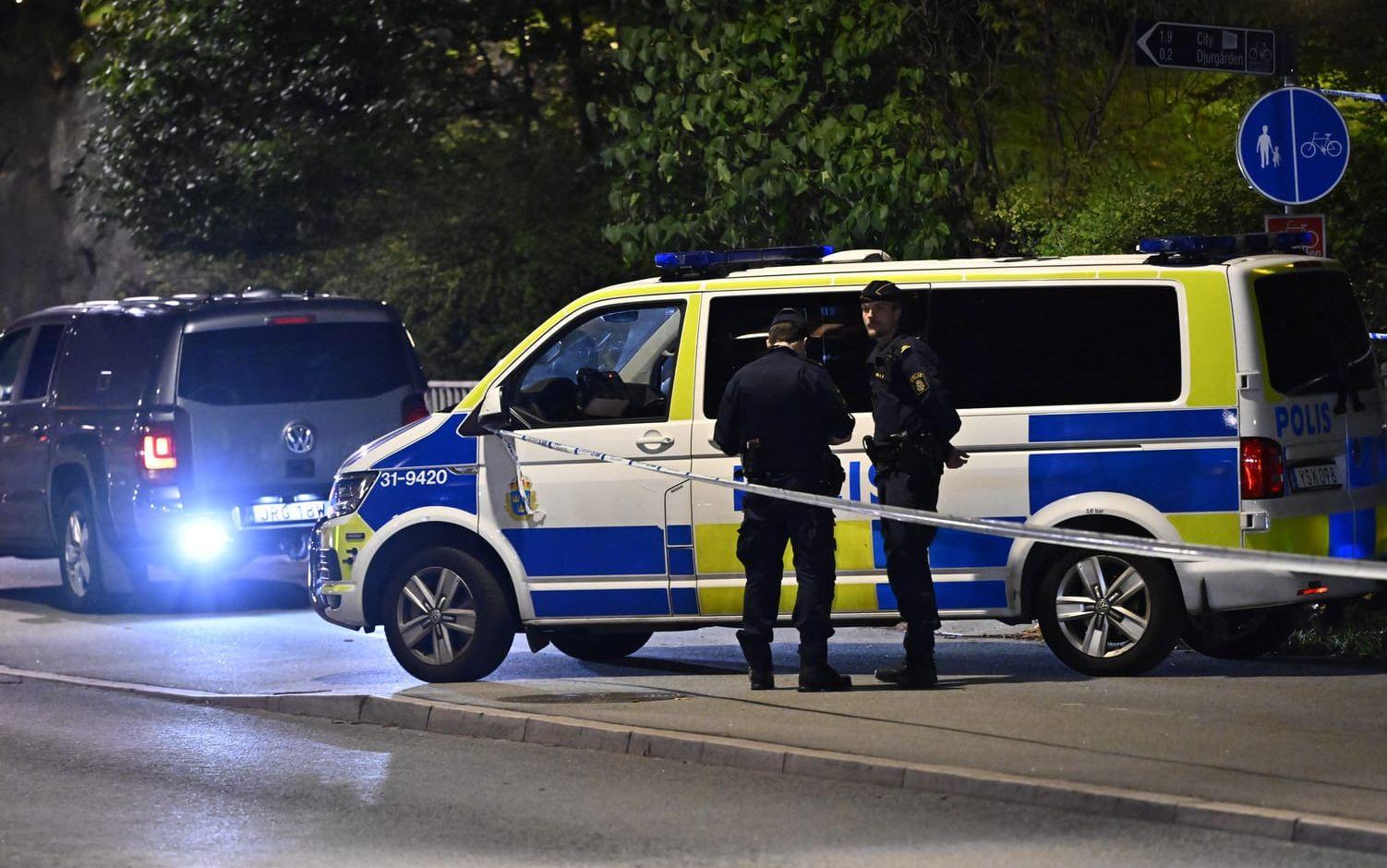 Polisen upprättade på tisdagskvällen avspärrningar efter en skottlossning vid Israels ambassad.