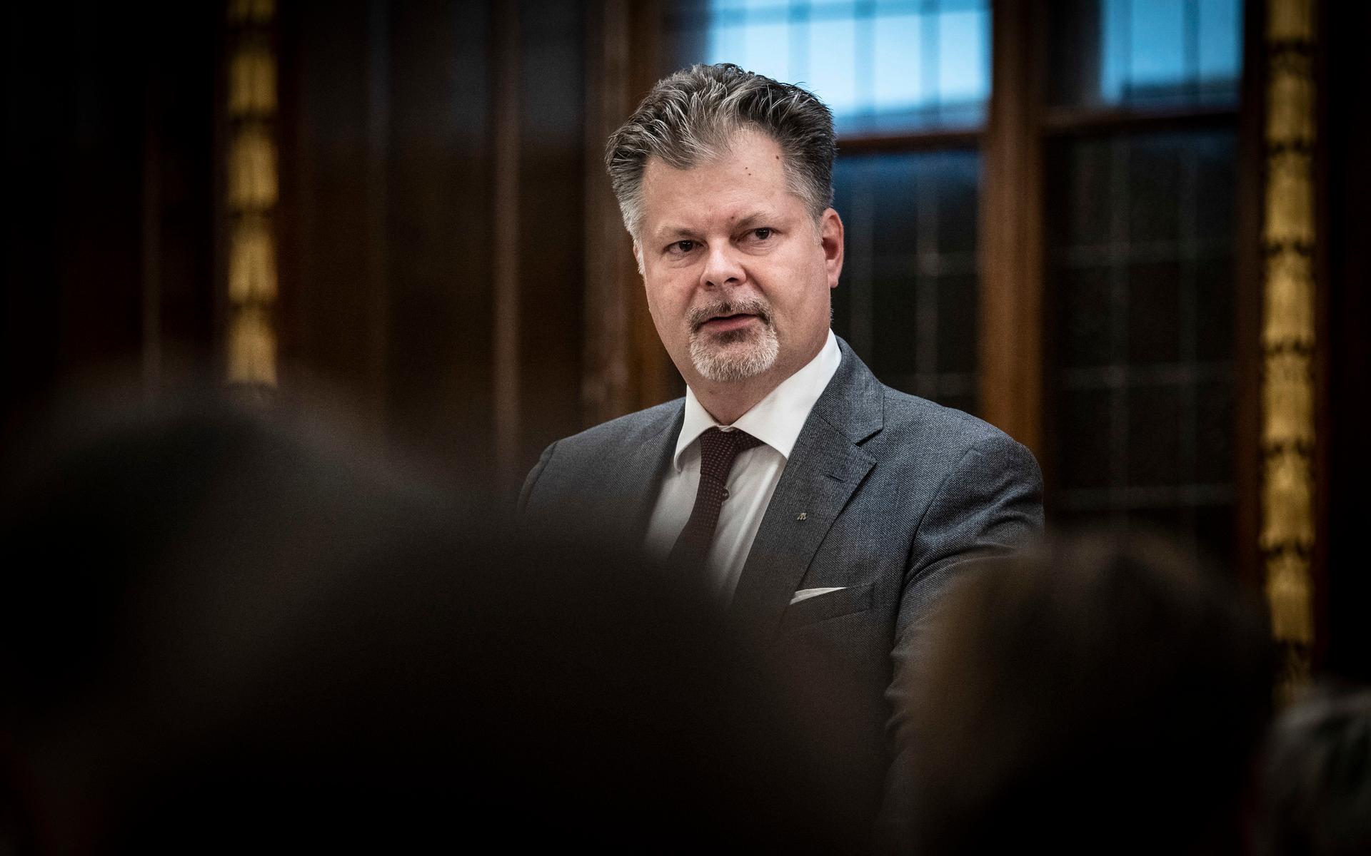 Kommunstyrelsens ordförande Axel Josefson (M) tycker att Socialdemokraternas argumentation kring ombildningskonsulter är oseriös.