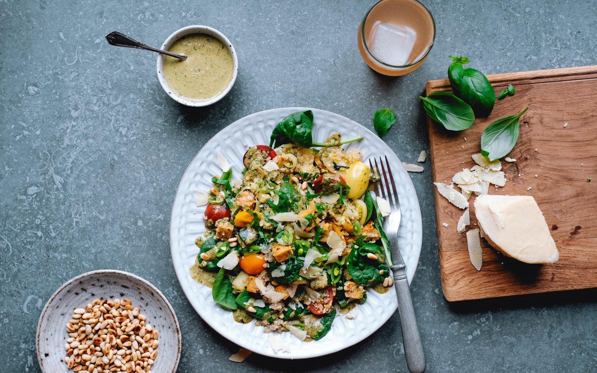 Quinoa stir fry med zucchini, tempeh och örtig mandelsås.