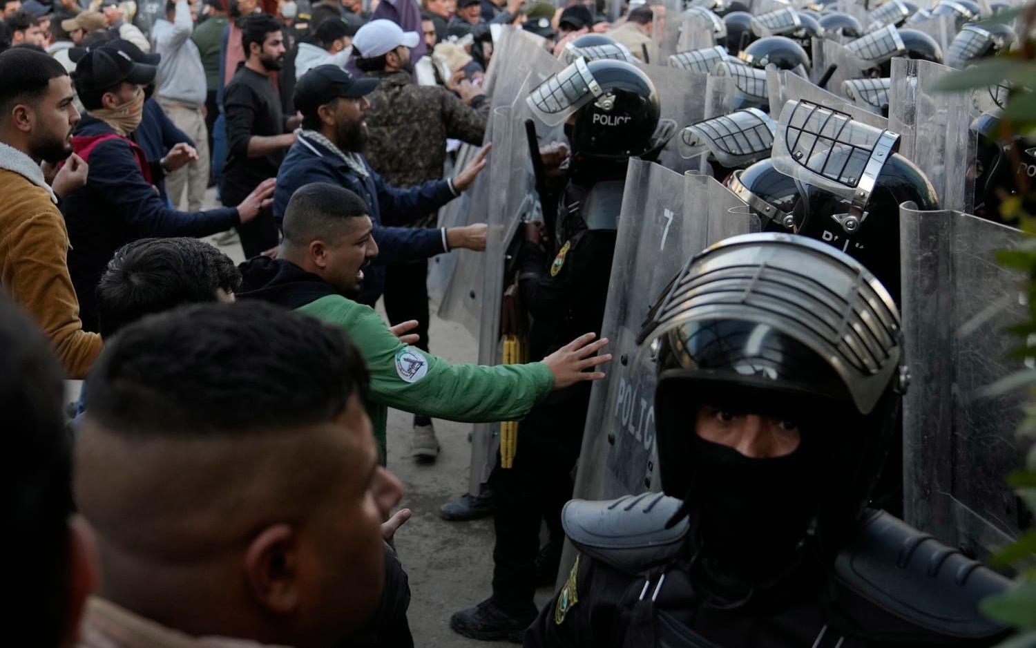 Säkerhetsstyrkor försökte skingra demonstranterna vid ambassaden i Bagdad.