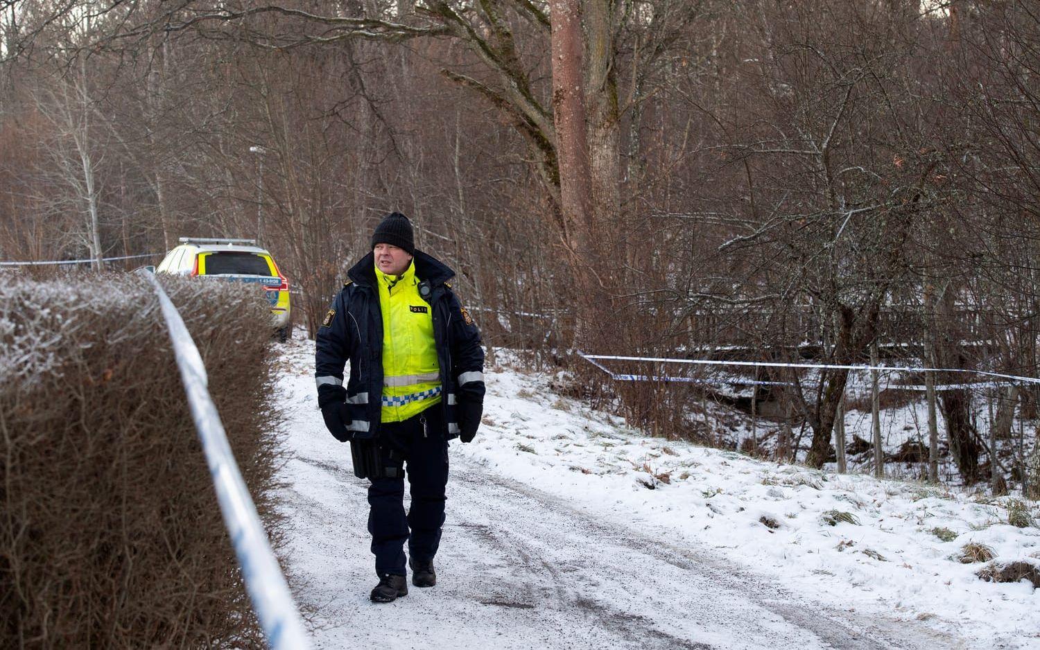 Både polisen och den misstänkta gärningsmannen har förts till sjukhus. 