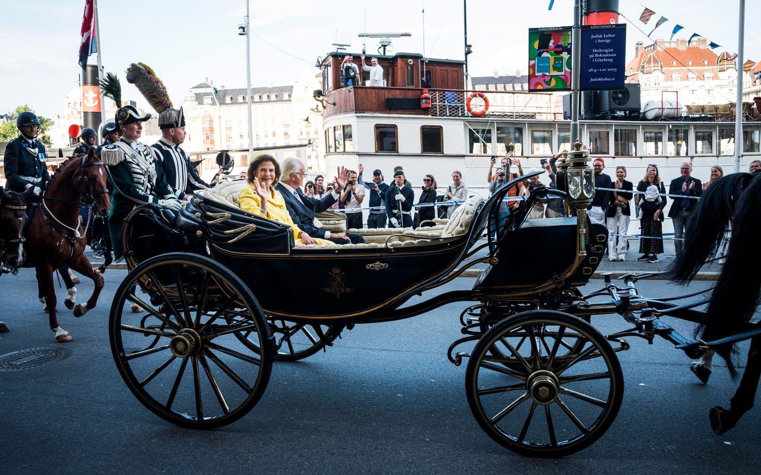 Kung Carl XVI Gustaf och drottning Silvia under 50-årsjubileumsfirandet i Stockholm. 