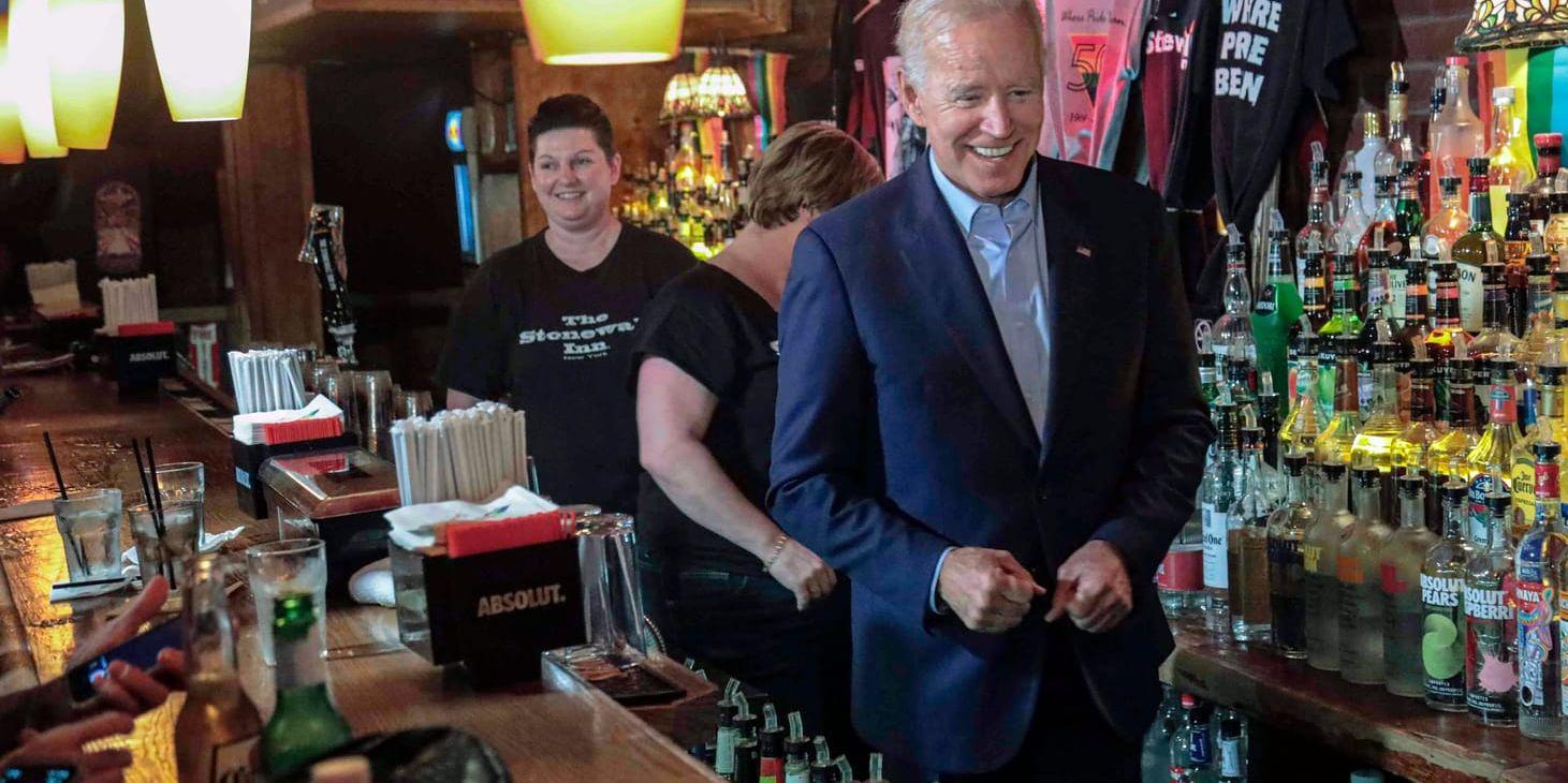 Den demokratiske presidentaspiranten och tidigare vicepresidenten Joe Biden under ett besök på baren Stonewall Inn i New York, som spelat en viktig roll för hbtq-rörelsen.