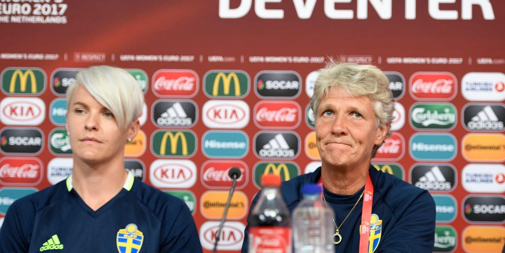 Nilla Fischer och Pia Sundhage under en presskonferens under fotbolls-EM i Nederländerna 2017. Arkivbild.