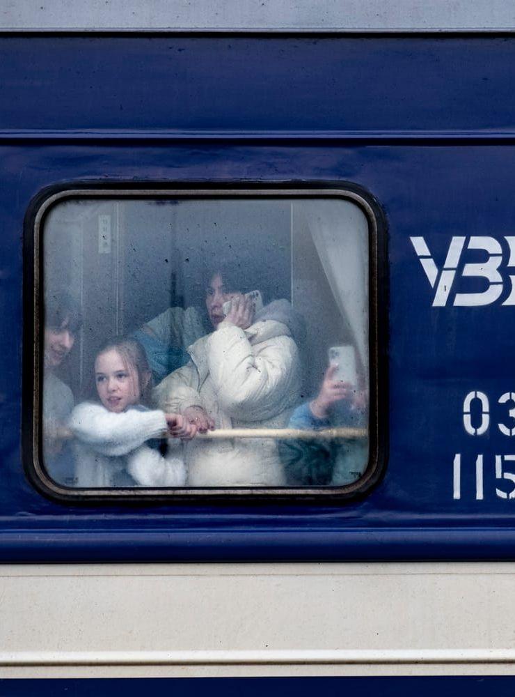 Ukraina, den 2 mars 2022. Flyktingar på tågstationen i Lviv, när människor försöker fly landet efter Rysslands invasion av Ukraina.den 24 februari.